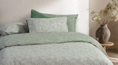 Πλήρες σετ λευκών ειδών υπνοδωματίου σε στρωμένο κρεβάτι